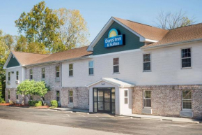 Days Inn & Suites by Wyndham Sellersburg